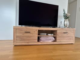 Zeitloses Fernsehmöbel in neuwertigem Zustand