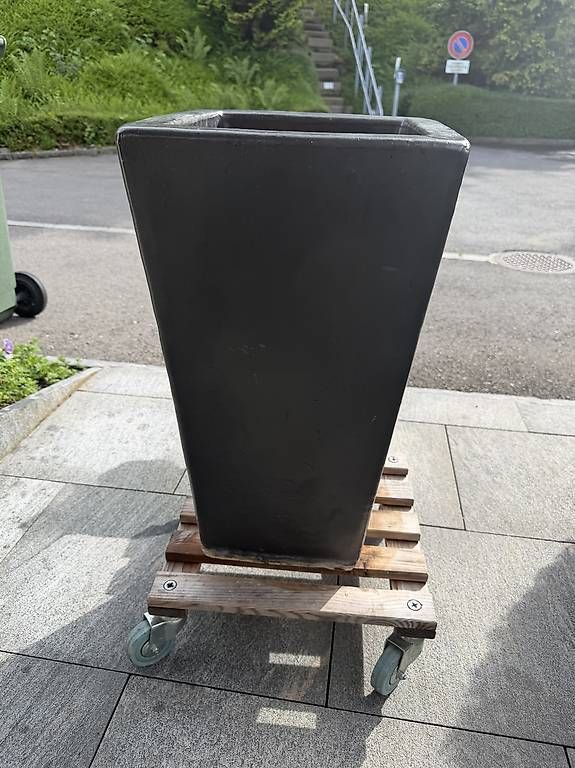 Blumentöpfe: Blumentopf in Farbe anthrazit  – Gebraucht aus Horgen von Jaromir6 1