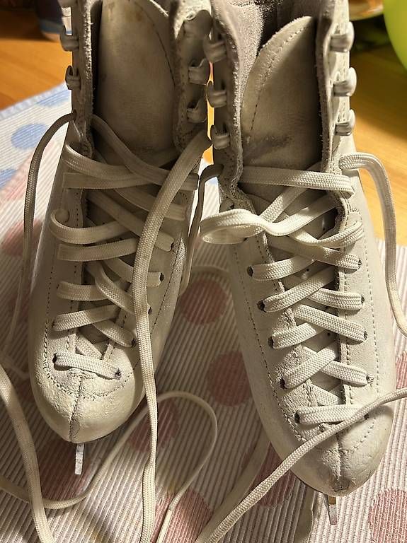 Schlittschuhe: Patin à glace 30-31 EU – Gebraucht aus Plan-les-Ouates von Kiss-bodolay