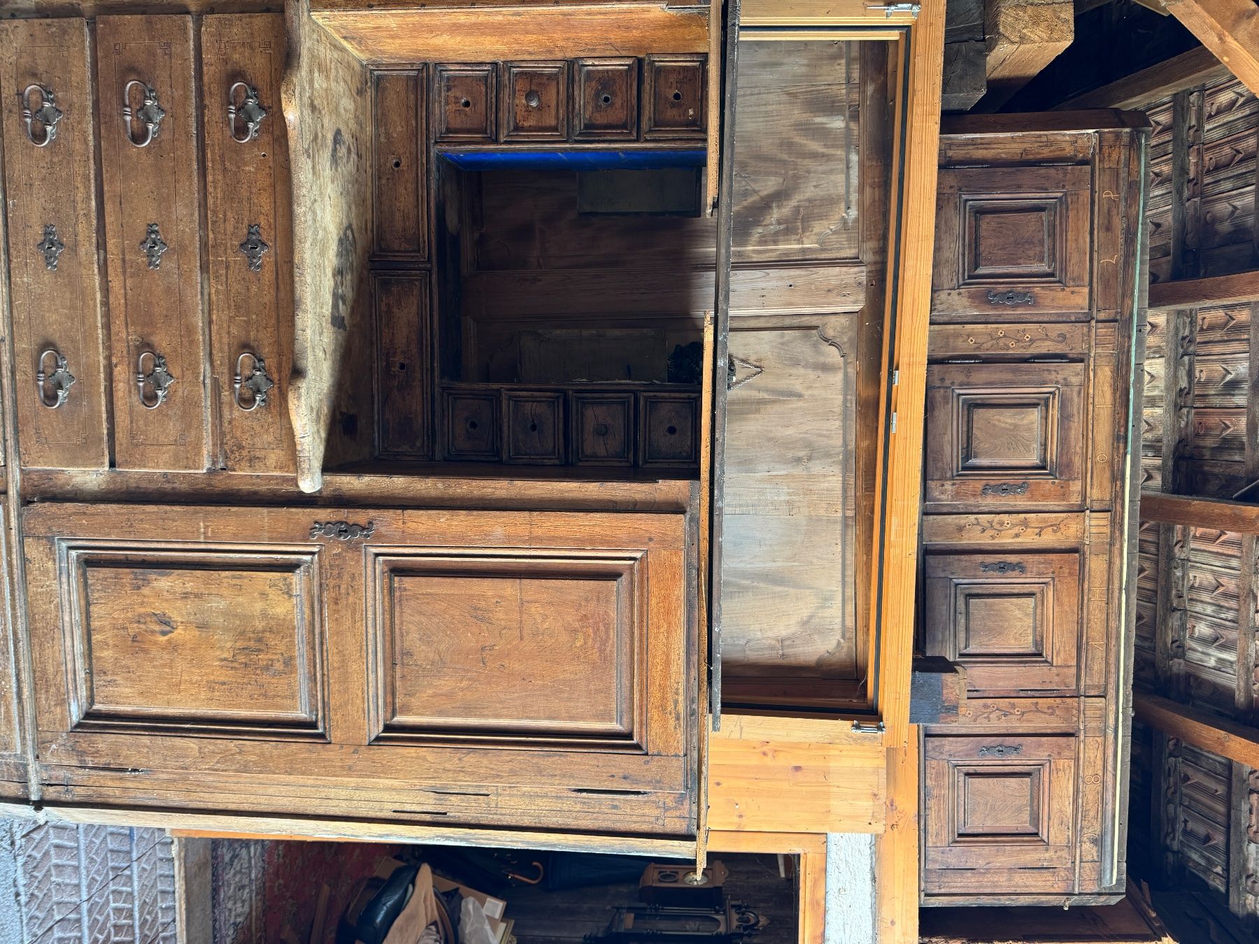 Schränke: Antiker Schrank, restaurationsbedürftig, Holz – Gebraucht aus Sachseln von BONATI01 7