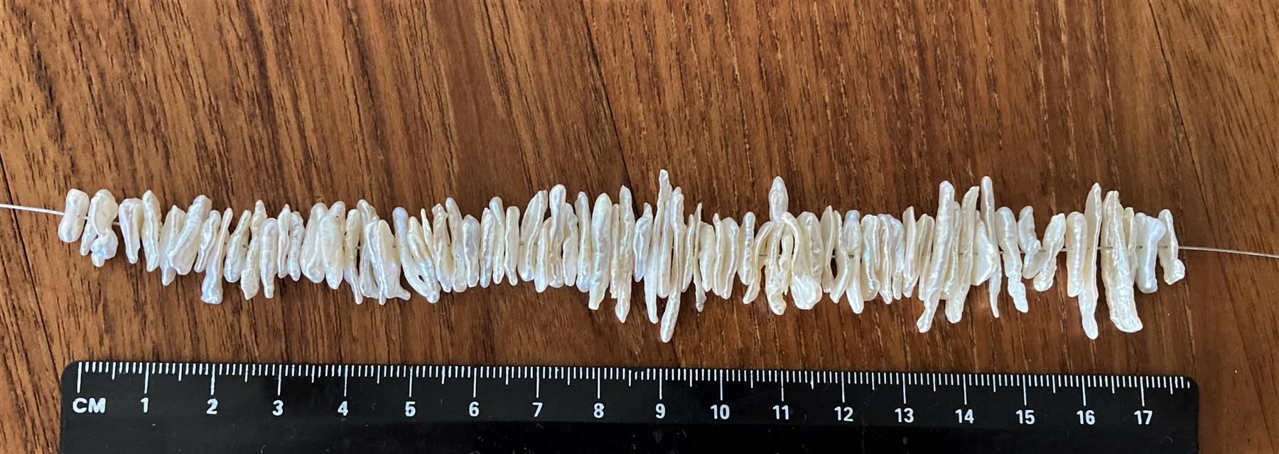 Perle (finte): 85 perles culture "bâtons" blanches / Zuchtperlen – Nuovo e nell'imballaggio originale da Goumoens-la-Ville venduto da brandonv 1