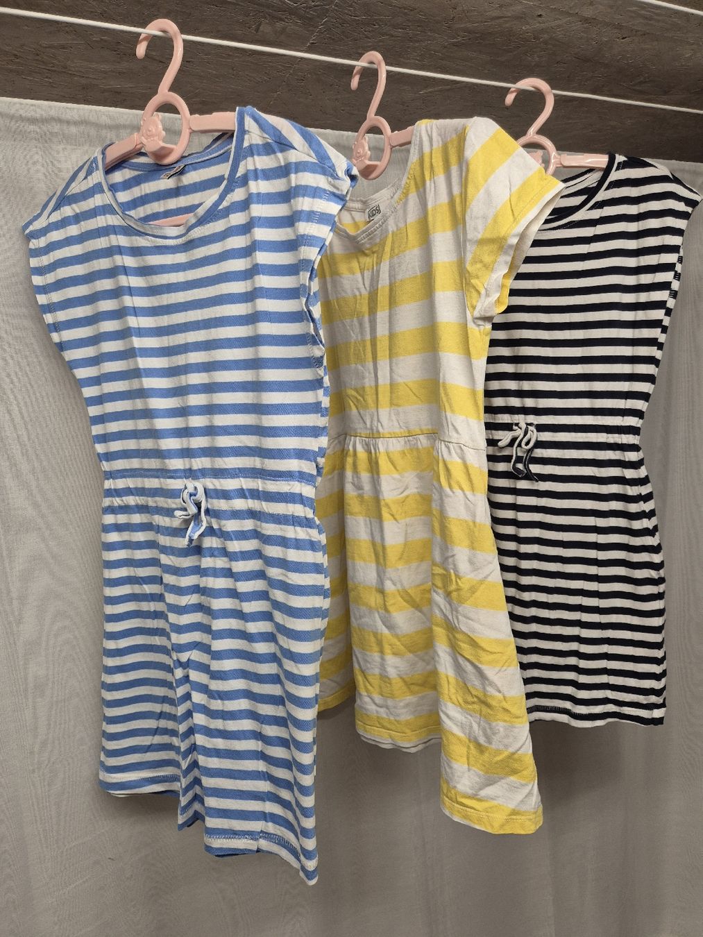 Only Lotti & Set di vestiti: 3 Sommerkleider Gr. 122/128 mit Ärmeli – Usato da Wil SG venduto da Rena-Mija