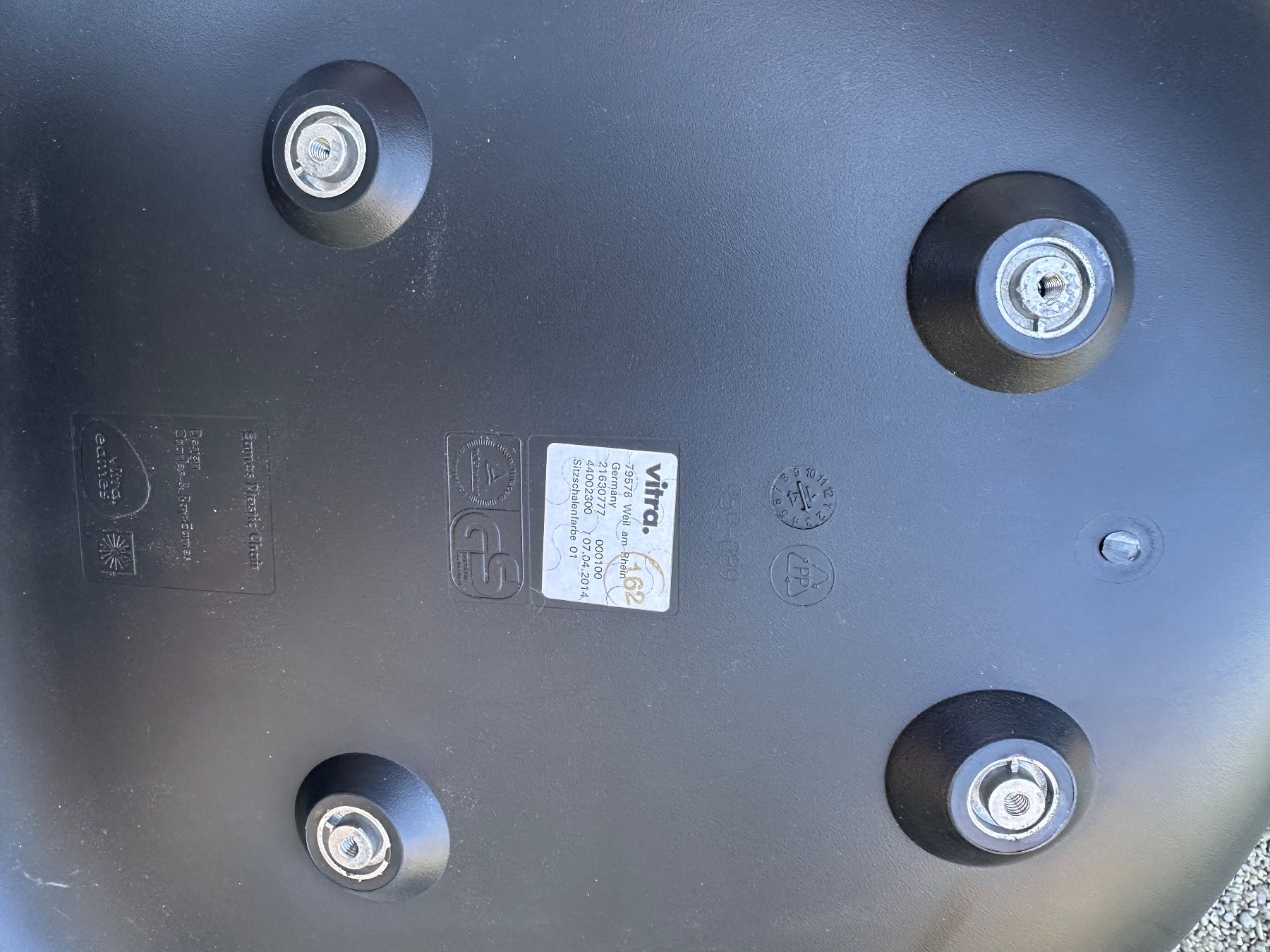 Vitra Sedie: 5 Stühle Vitra Eames Plastic Sidechair auf Traverse, schwarz – Usato da Bern venduto da troom105 7