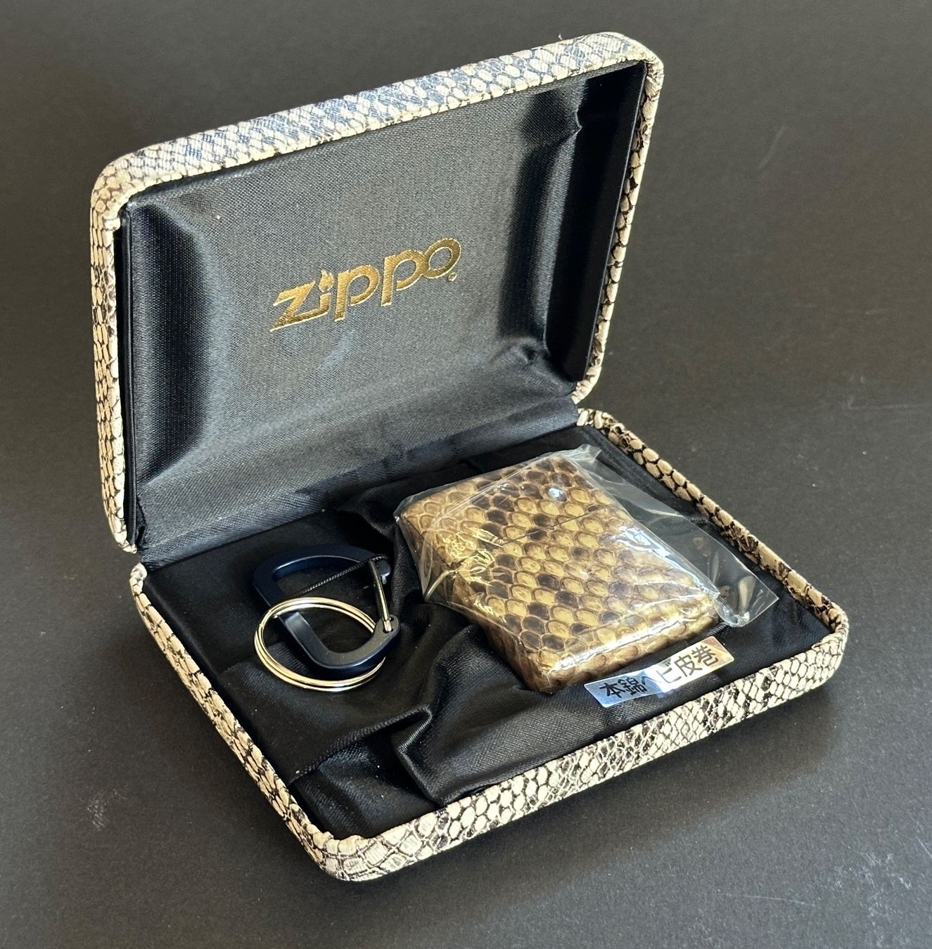 Zippo Accendini: SELTENES LOSS PROOF ZIPPO AUS PYTHON HAUT VON 2007  NEU – Nuovo e nell'imballaggio originale da Untersiggenthal venduto da zippjoe 8
