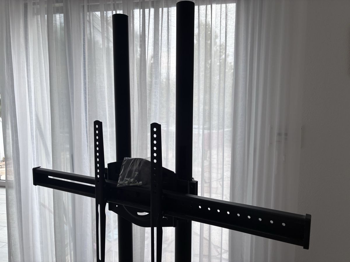 Fixations: TV Ständer mit Rollen – D'occasion à Männedorf par Julilah 1