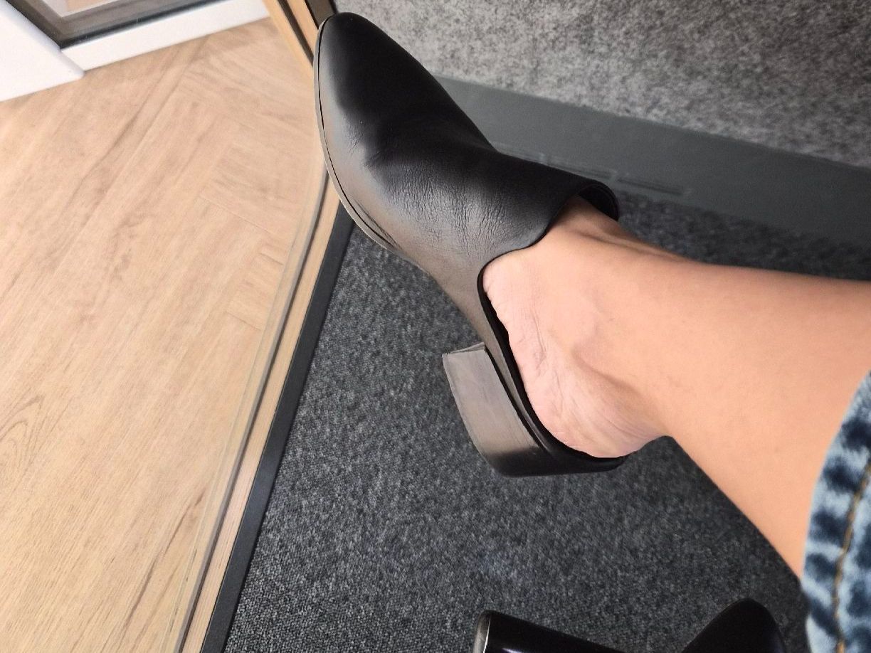 Chaussures femmes: Chic Black Leather Mules from Steve Madden – D'occasion à Maur par Sofi___ 1