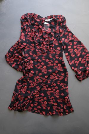 Kleid mit Blumenmuster Grösse 36 neuwertig
