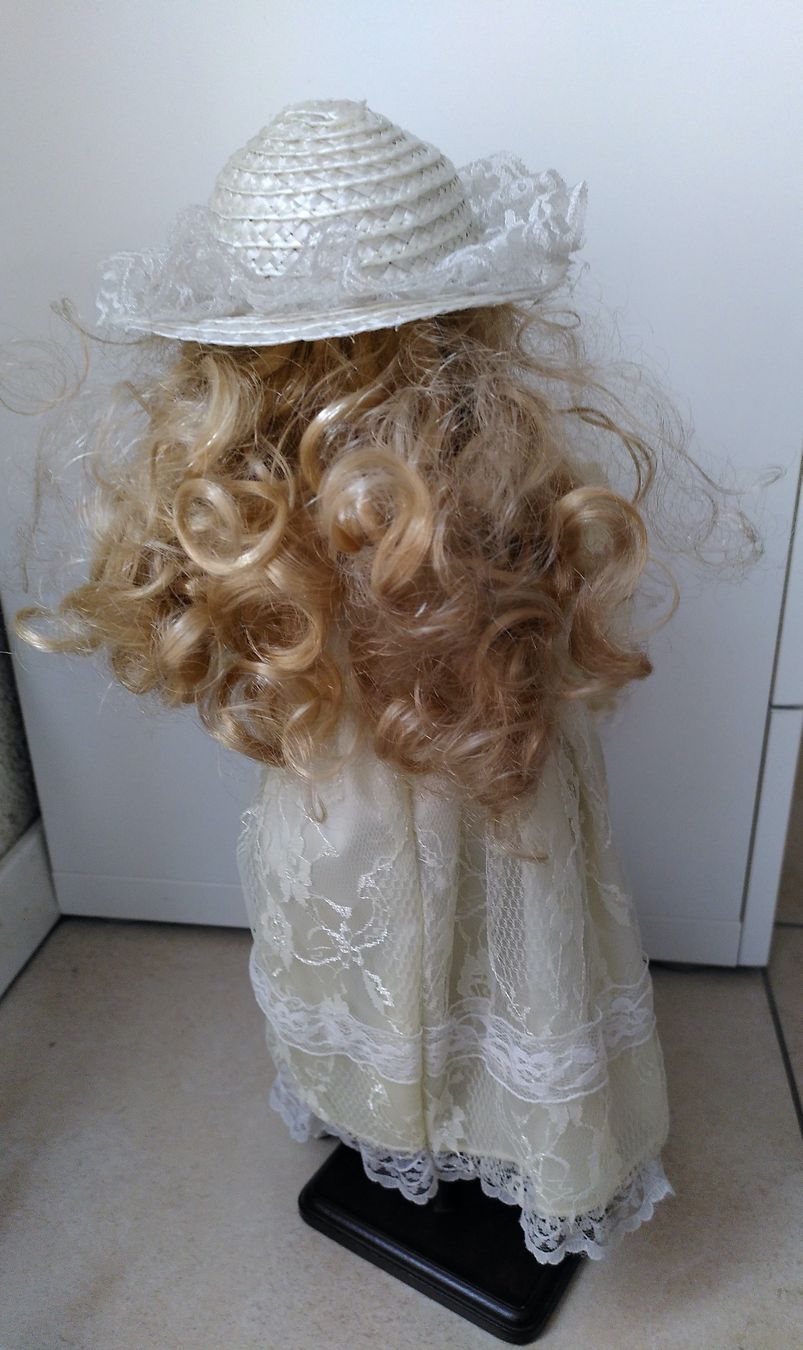 Bambole: ELEGANTE, ANTIKE PUPPE/ MIT STÄNDER – Usato da Brugg AG venduto da olamim 1