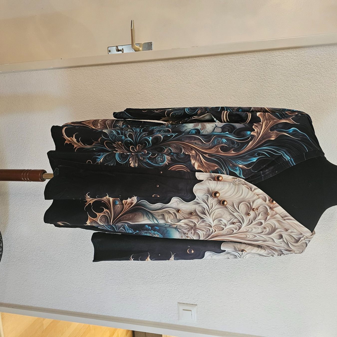 Jacken: Long Jacke  mit Schmuckstück Grösse 46 – Neu und originalverpackt aus wolfhalden von 46464646 1