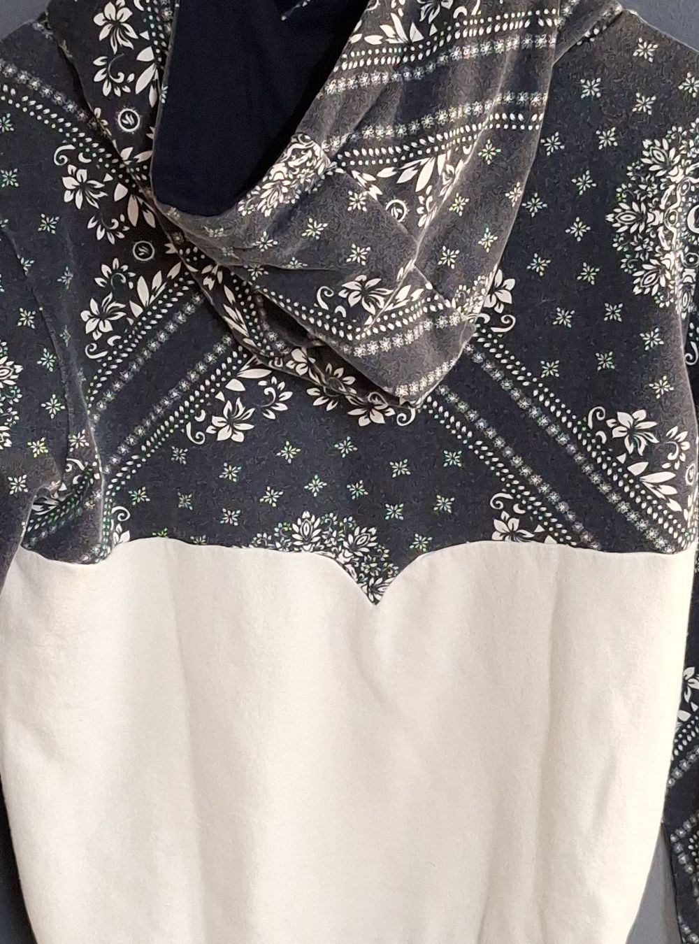 Maglioni & Felpe: Kapuzenpullover schwarz weiss gemustert – Usato da Diessenhofen venduto da str_p57p 3