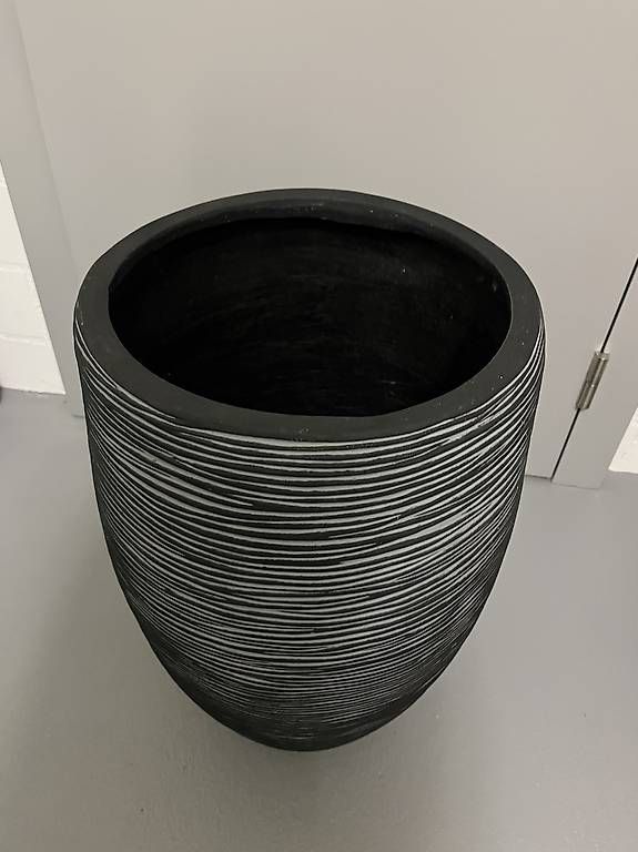 Vasi per fiori: Pflanzentopf schwarz/grau – Usato da Schaffhausen venduto da Marlies777 1