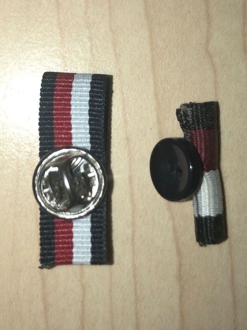 Placchette & Badge: TOMMY HILFIGER pin und ansteckknopf – Usato da Olten venduto da eti_r289 1