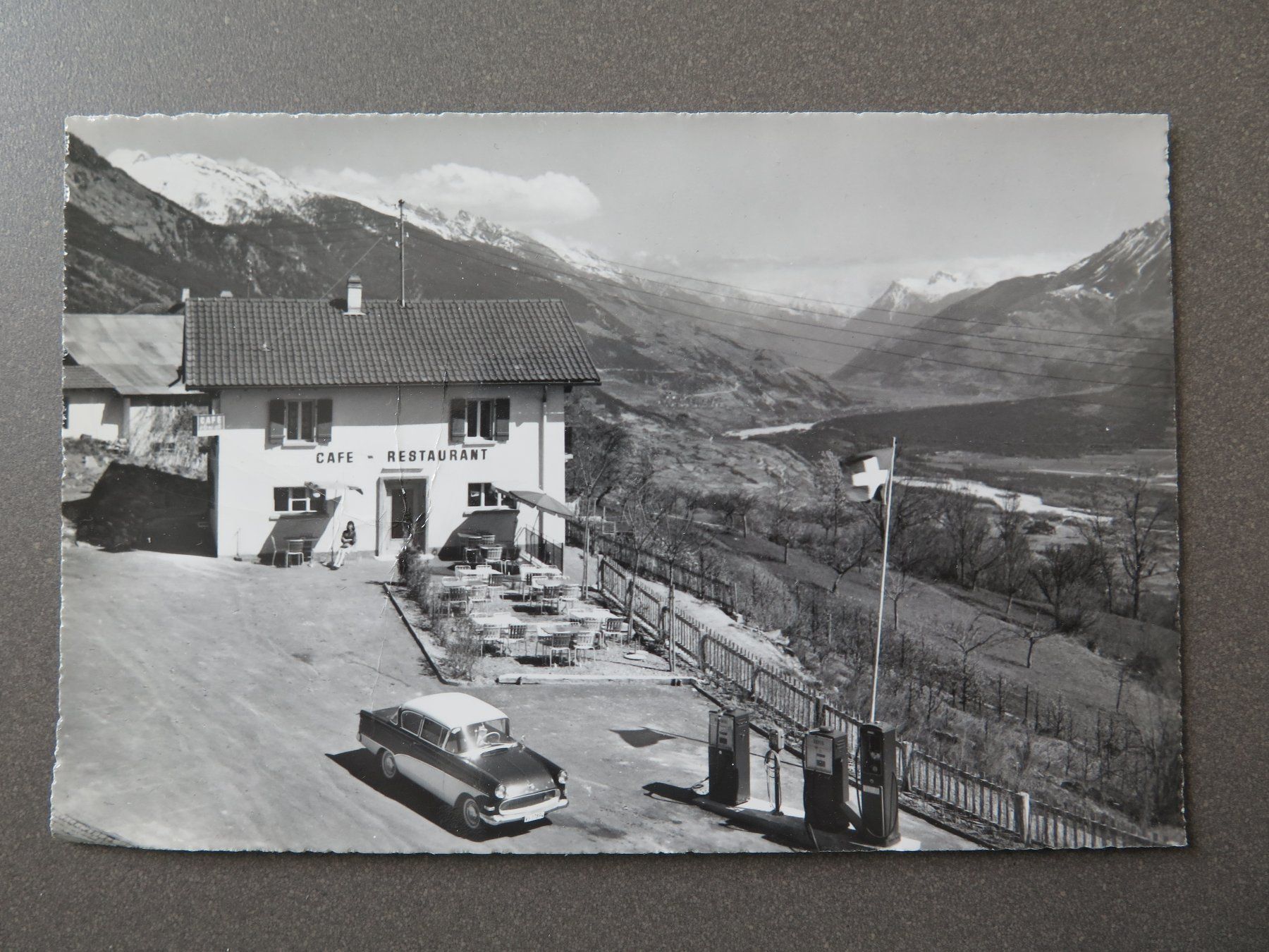Cartoline postali: MOLLENS S / SIERRE - OLDTIMER - TANKSTELLE – Usato da Wittenbach venduto da lipasal