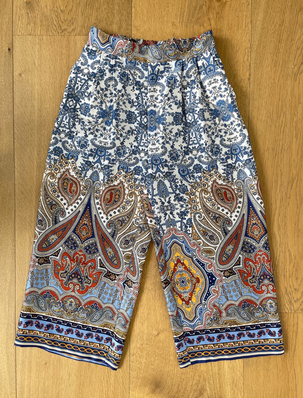 Hosen: Elegante Dreiviertel-Sommerhose glänzend – Gebraucht aus Grenchen von M_ina