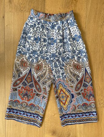 Elegante Dreiviertel-Sommerhose glänzend