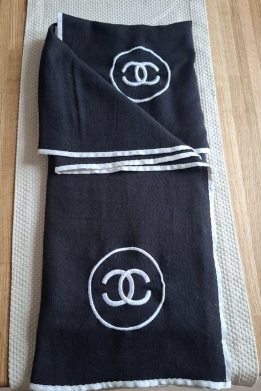 Foulards, Tücher & Schals: Echarpe noire et blanche  – Gebraucht aus Lausanne von Cognitia 2