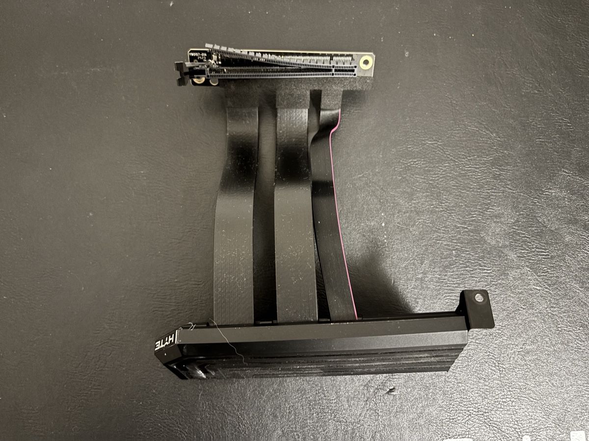 Boîtiers: Hyte Y70 Infinite Touch Gehäuse mit defektem Riser Kabel – Défectueux à Luzern par Armastra 5