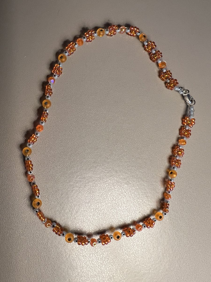 Catenine: Halskette Choker mit orangen Blumen – Usato da Ebertswil venduto da Aayra