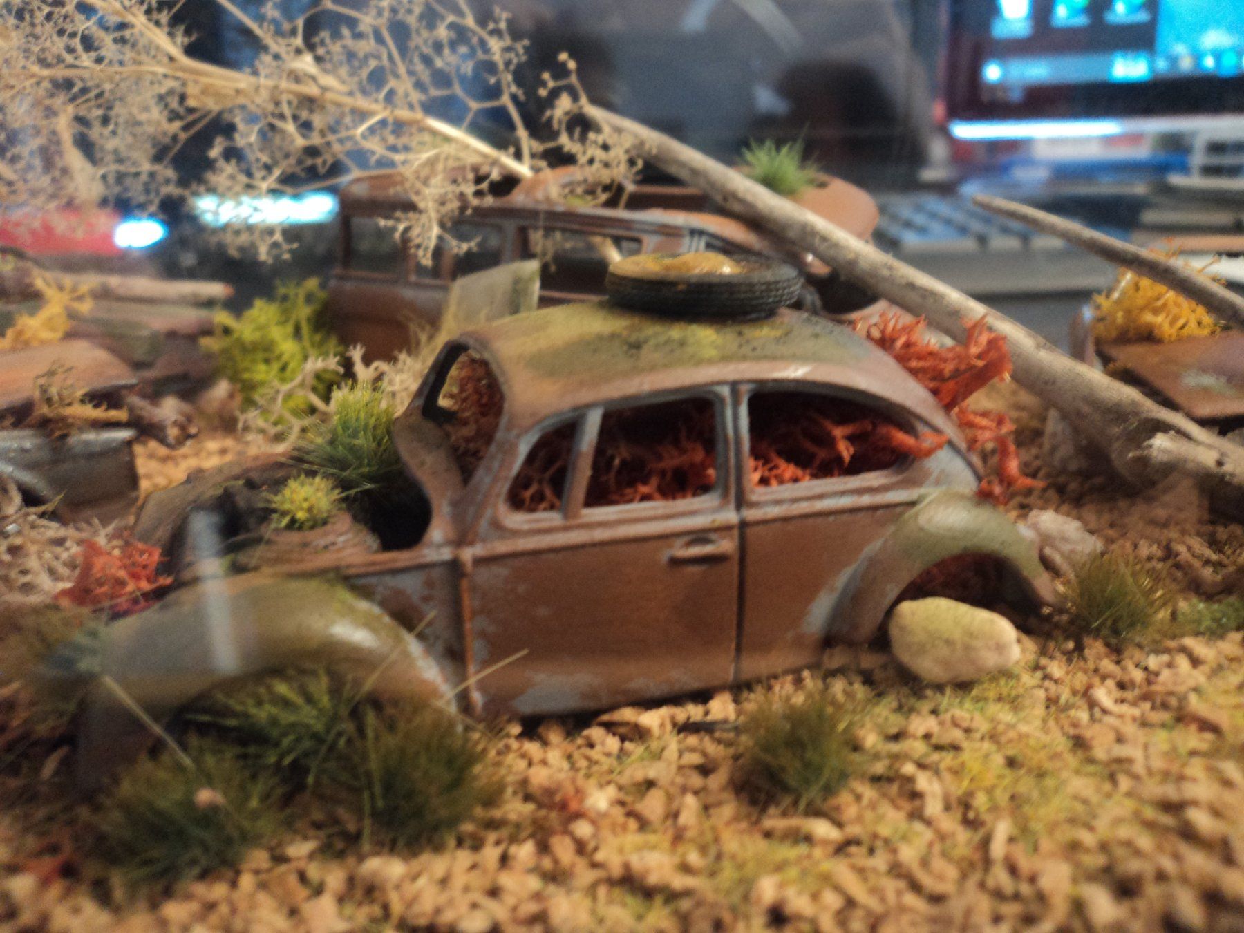 Volkswagen Modellini d'auto: Diorama Schrottplatz 1/43 mit 2x VW Scirocco, VW Käfer – Nuovo (secondo la descrizione) da Schwarzenburg venduto da modelCARama 2