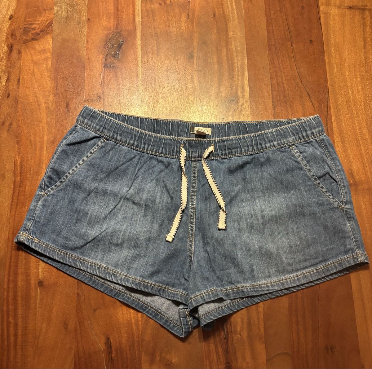 Roxy Pantaloni: Roxy Jeans Shorts – Usato da Celerina venduto da Heli87