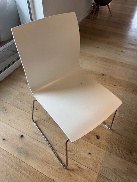 Pfister Sedie: Chaise design blanche chaise table a manger – Usato da Fenin venduto da Fabricedebely