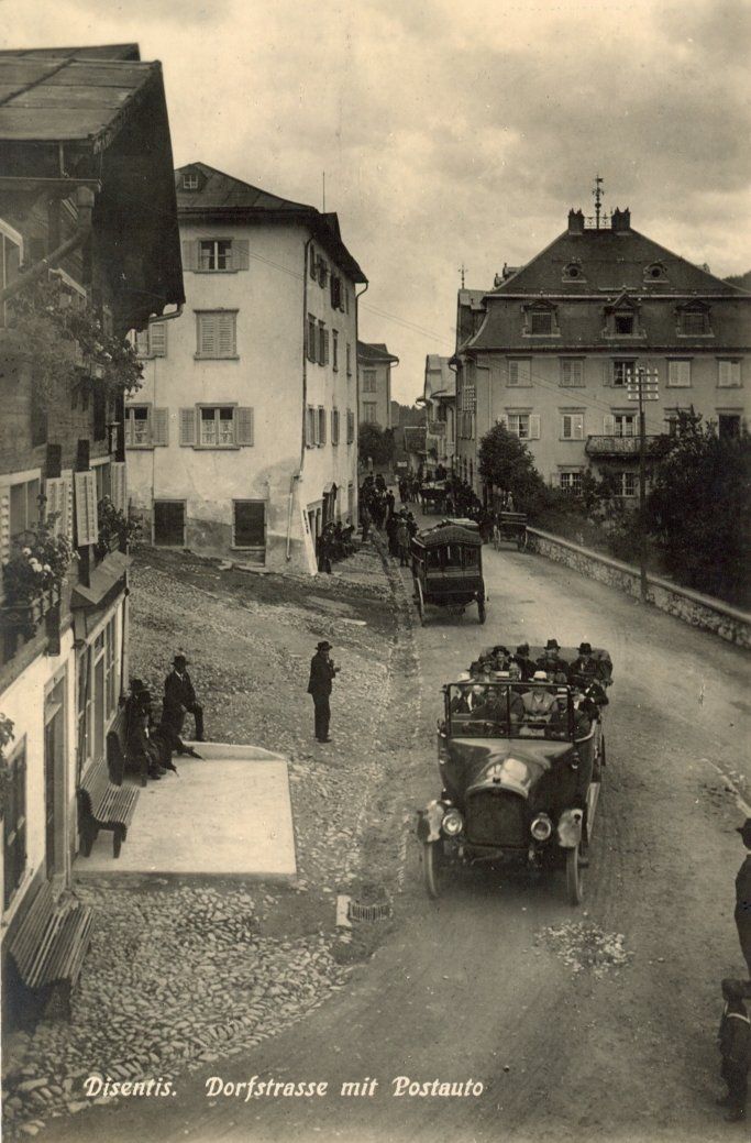 Cartoline postali: Disentis   GR   -   Dorfstrasse  mit POSTAUTO – Usato da Brig venduto da Valcards54