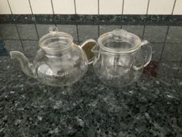 Stövchen aus Glas mit zwei Kürgen