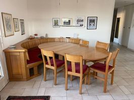 Eckbank mit Tisch und fünf Stühlen