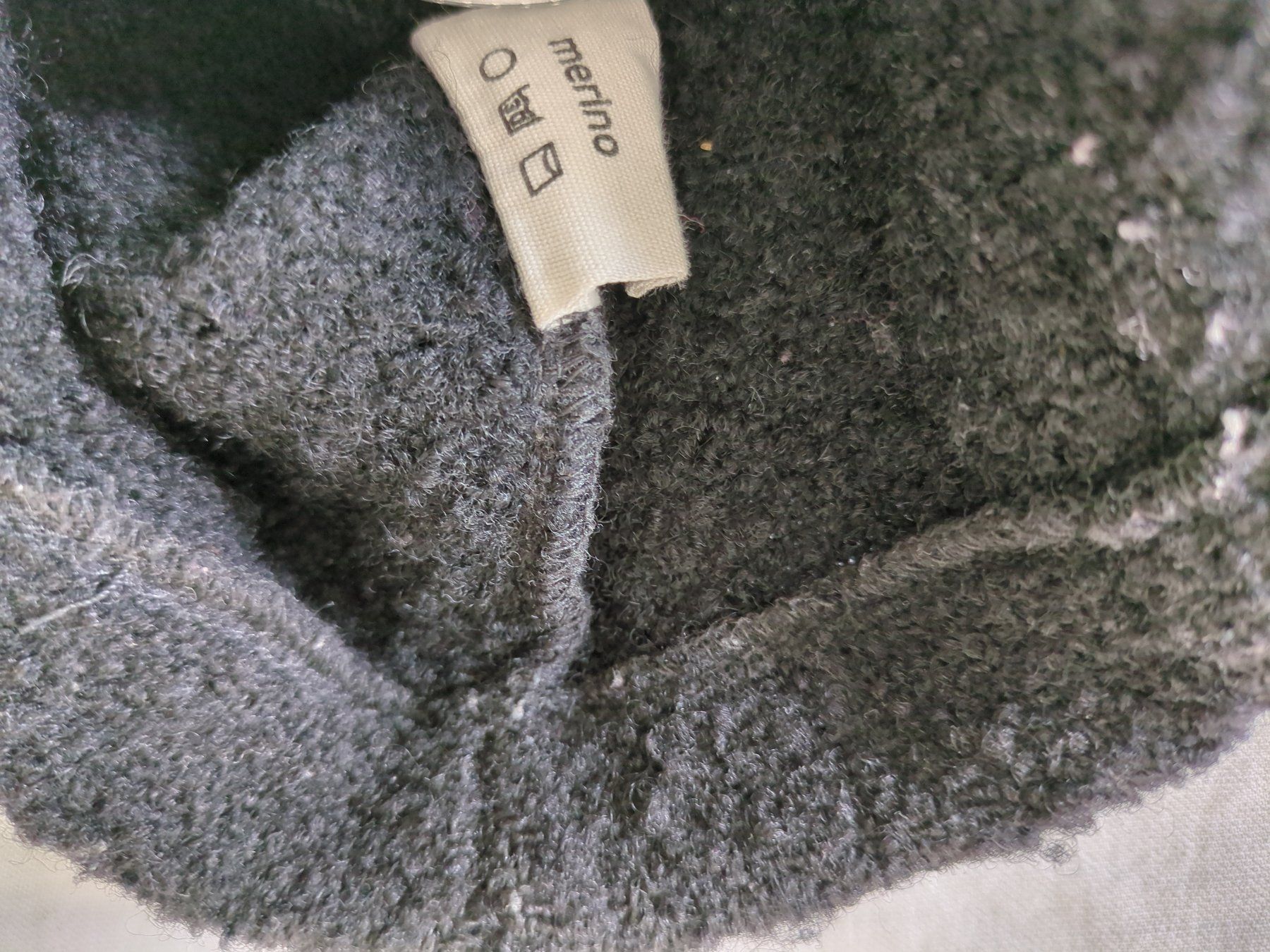 Pulls & Sweat-shirts: Schwarzer Kapuzenpullover aus 100% Merinowolle – D'occasion à Emmenbrücke par ghostvamp1re 2