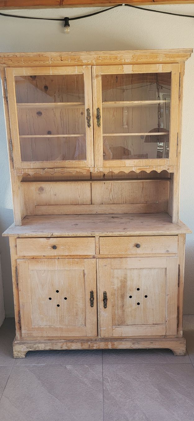 Credenze: Buffetschrank aus Tannenholz hell antik – Usato da Hausen AG venduto da Patlinet