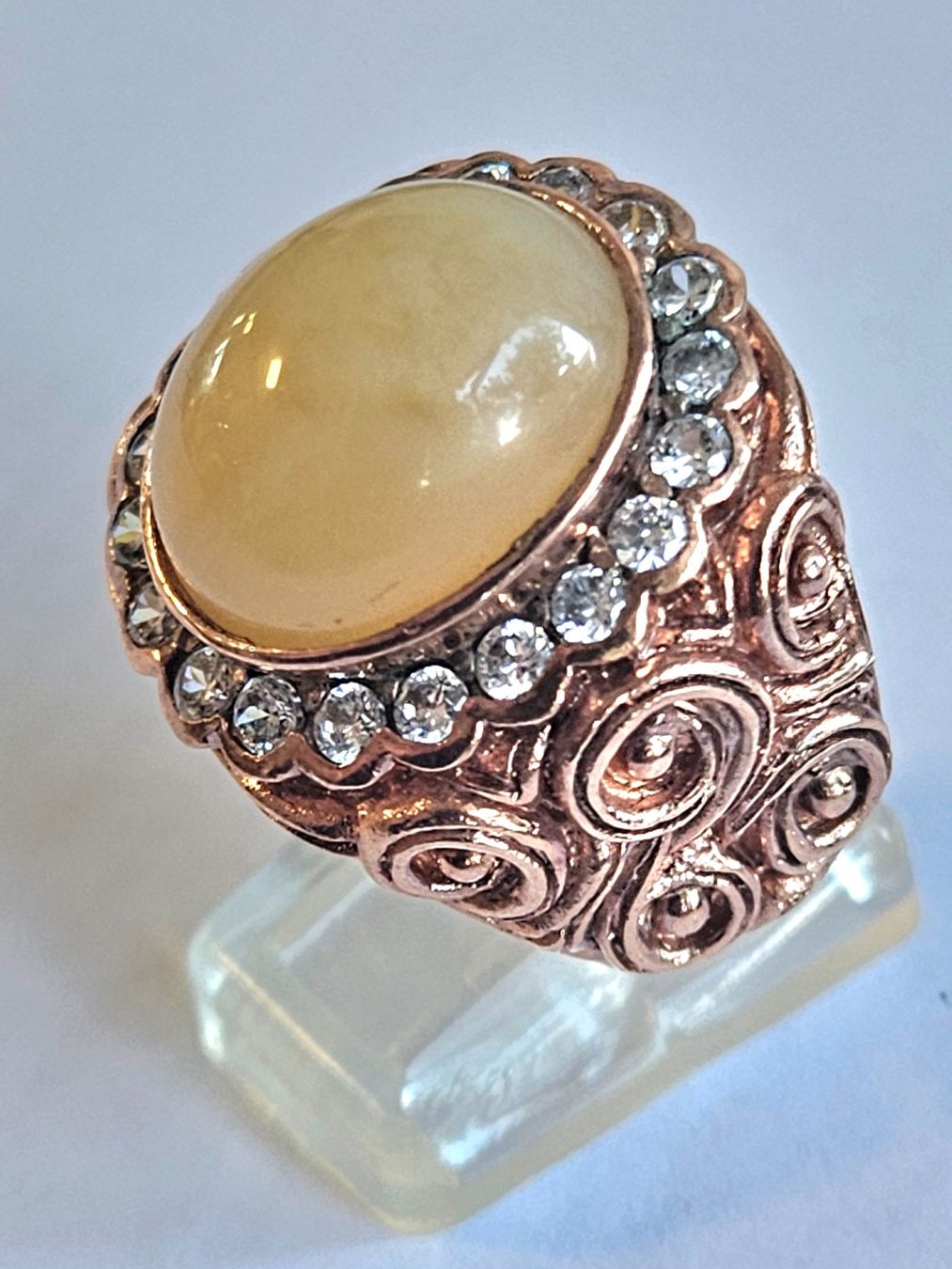 Bagues: Ring mit hellem Cabochon Jade – Neuf (Voir description) à Zürich par adriben 7