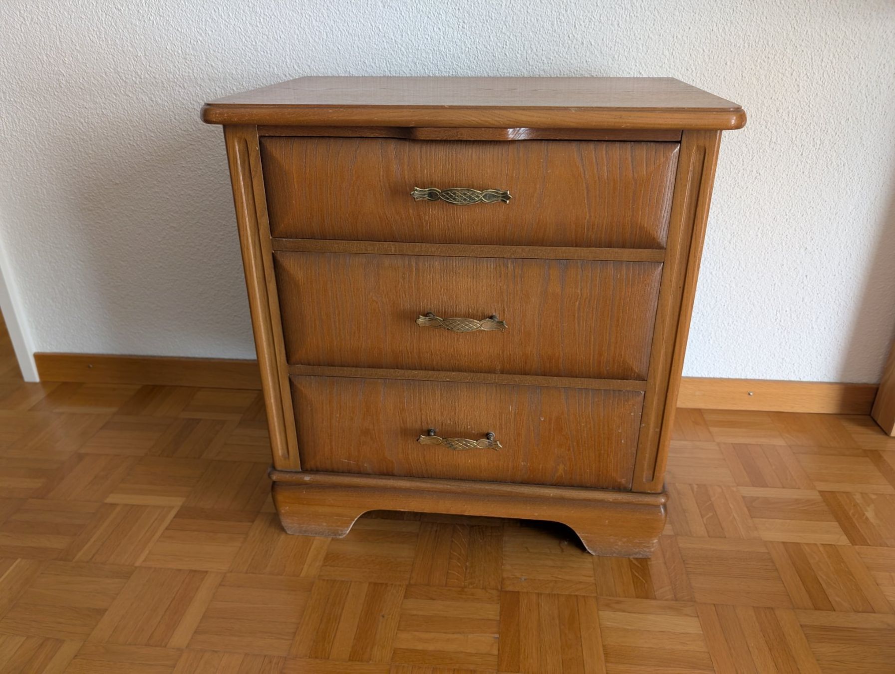 Cassettiere: Massivholz Kommode / Nachttisch mit Klappe | solide – Usato da Cham venduto da aaron_pina