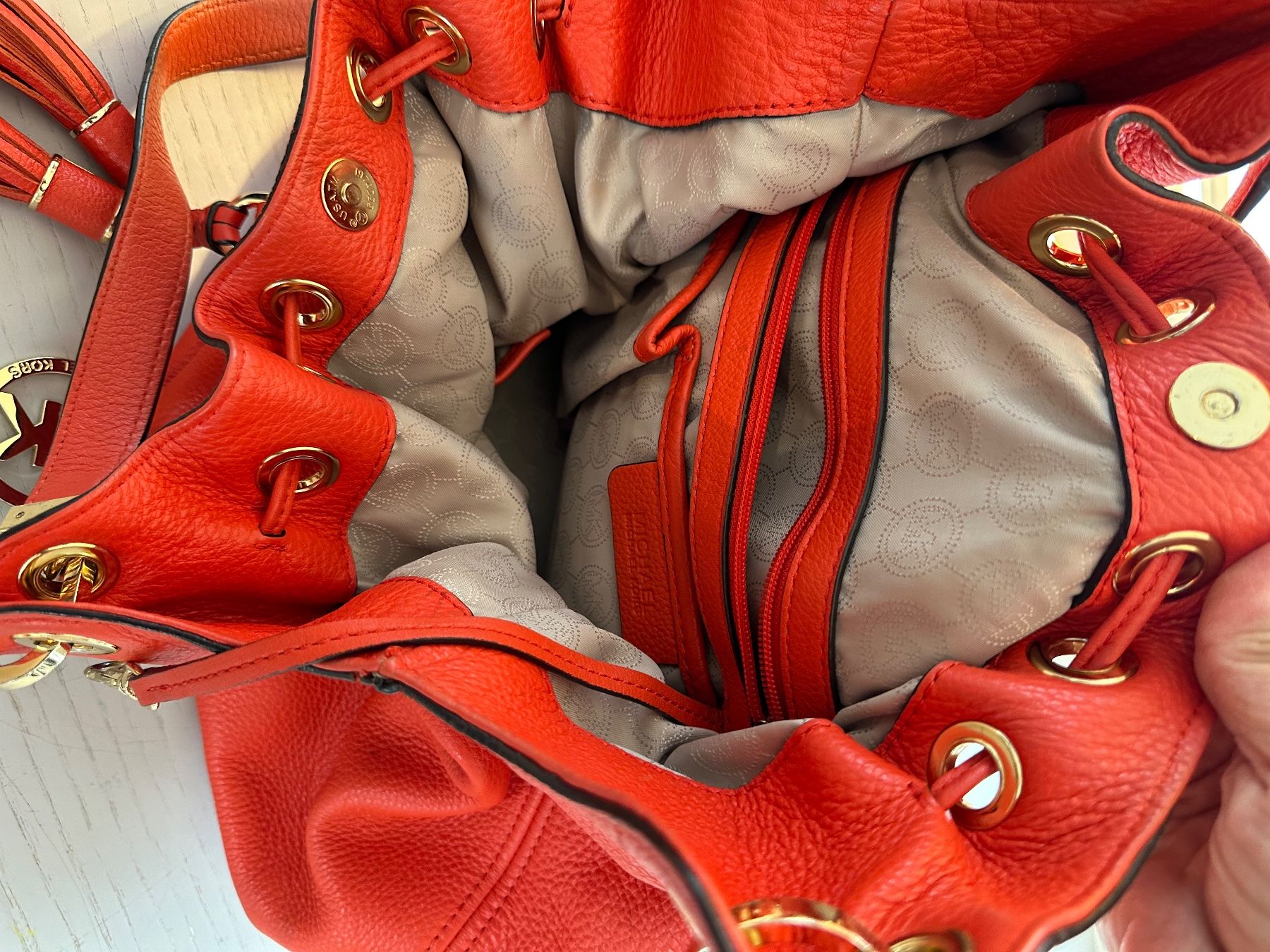 Michael Kors Taschen für Damen: Rote Orange MK Handtasche Leder Beuteltasche (Medium) – Gebraucht aus Hurden von rac_wyf8 4