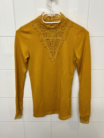 Gelbes Shirt mit Spitzen