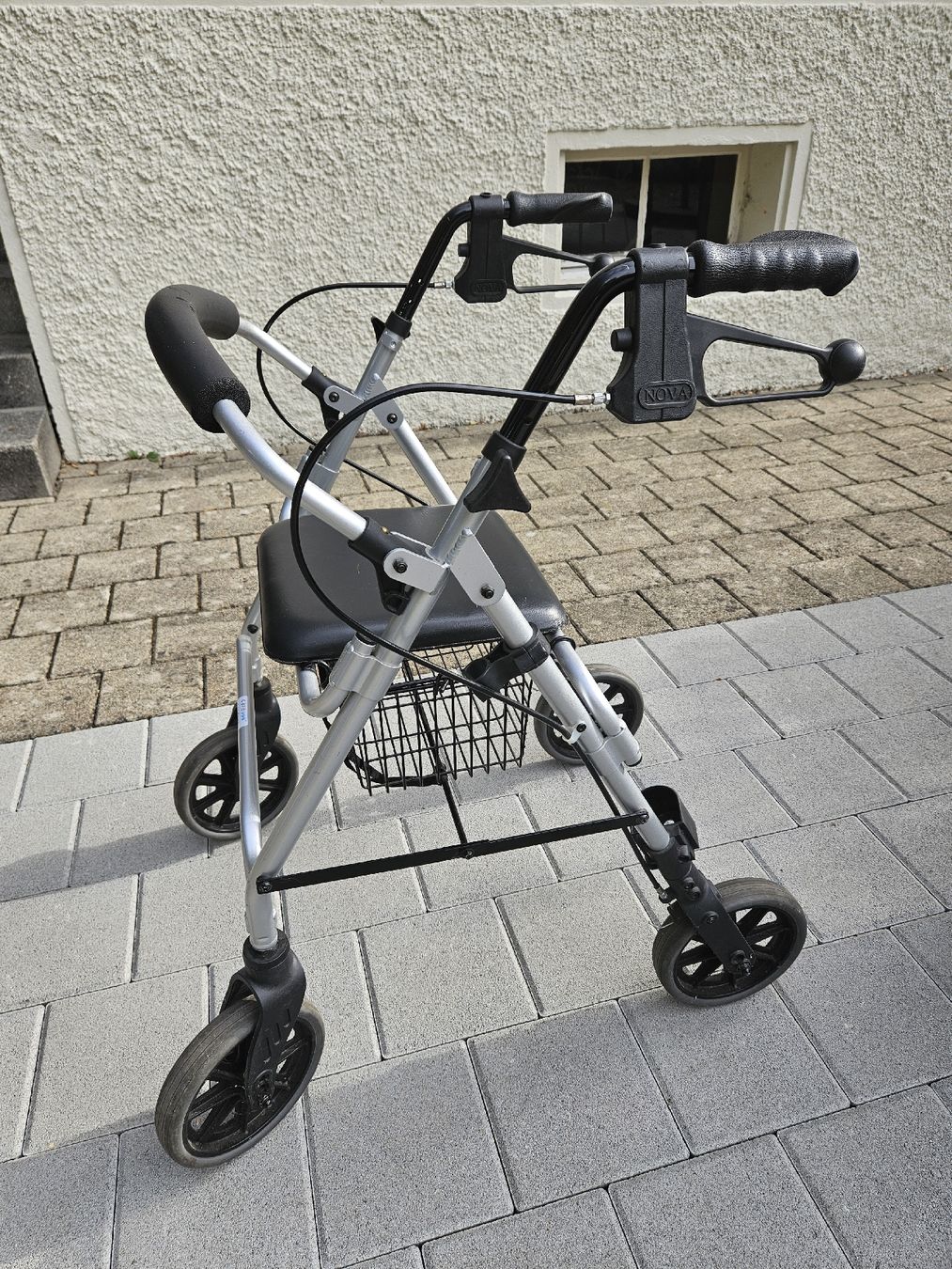 Aides à la marche: Rollator Nova mit Sitz und Korb silber – D'occasion à Turgi par Gruenland 1