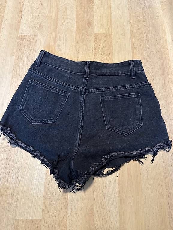 Jeans: Schwarze Jeansshorts mit Blumen – Usato da Alchenflüh venduto da selina077 1