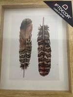 Bild mit zwei Federn im Holzrahmen Giftdecor