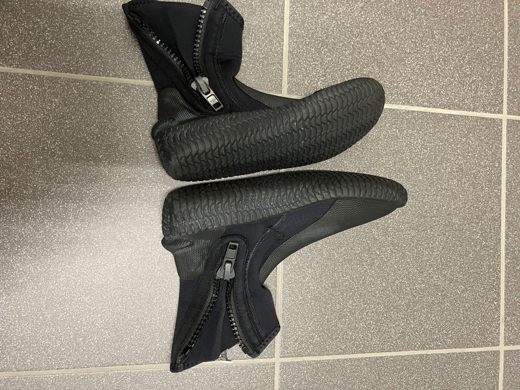 Scarpe da uomo: Neoprenschuhe 23.5 – Usato da Bever venduto da dvojca 1