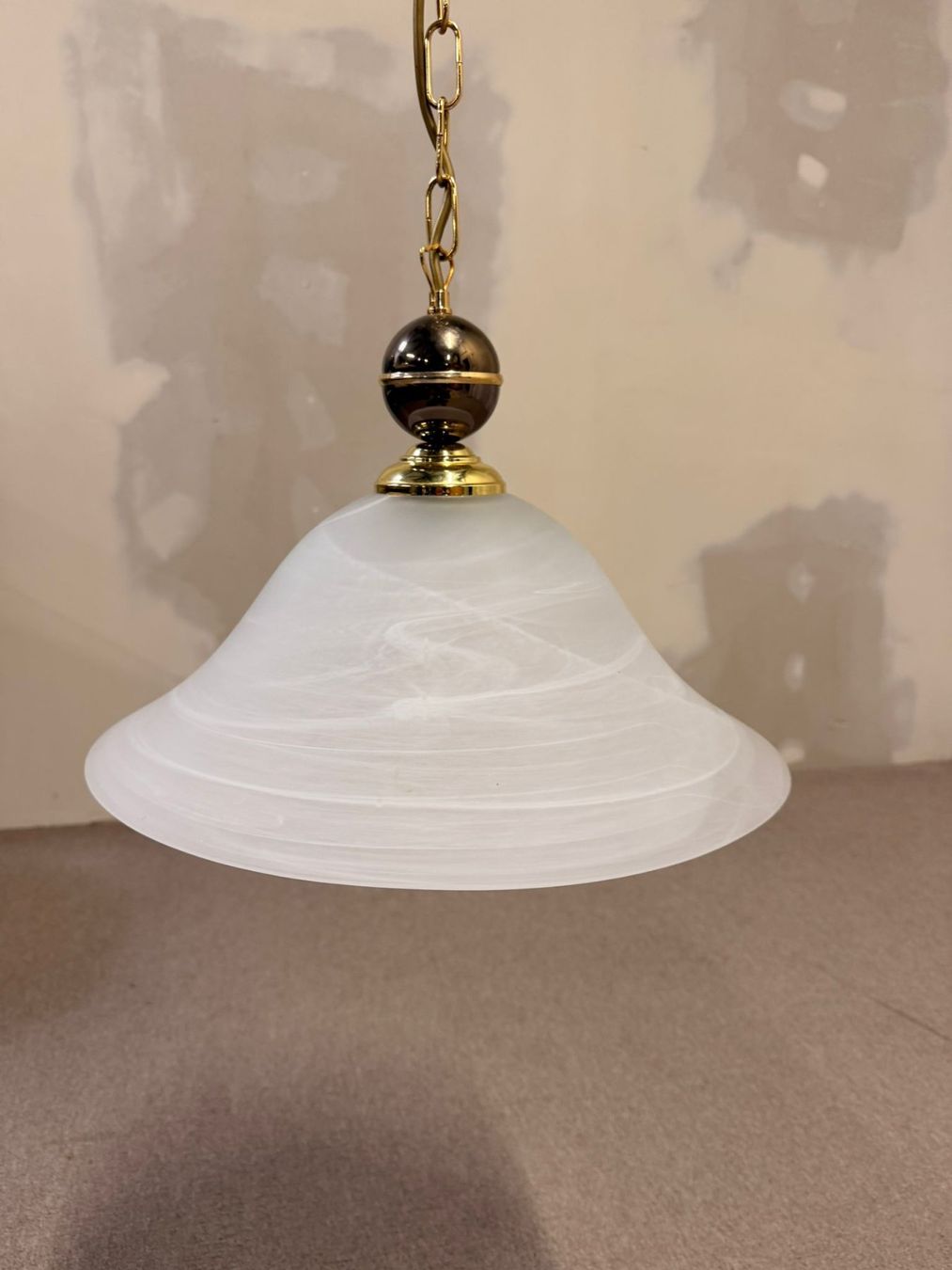 Lampadari & plafoniere: Hängelampe mit gemustertem Glasschirm und Messinghalterung – Usato da Rickenbach ZH venduto da Der-Insider
