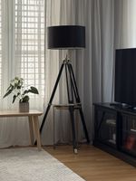 Moderne Tripod-Stehlampe mit Glastisch – Schwarz