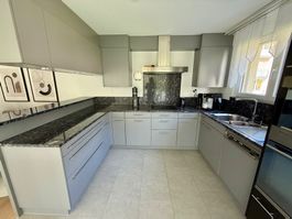 Küche mit hochwertiger 3 cm Granit-Arbeitsplatte