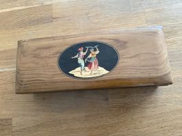 Alte Holzschatulle mit Tanzpaar-Intarsie Holzbox