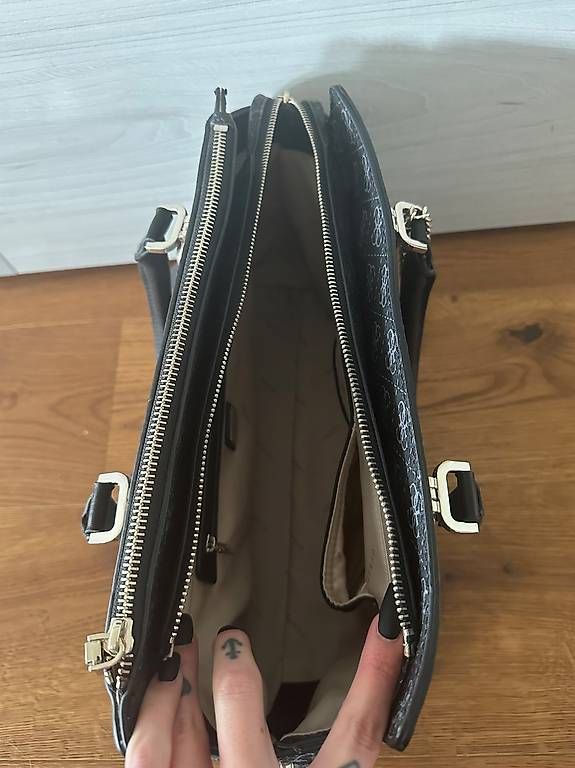 Borse da donna: Guess Handtasche - Schwarz – Usato da Wangen SZ venduto da Jaay_Sky 2