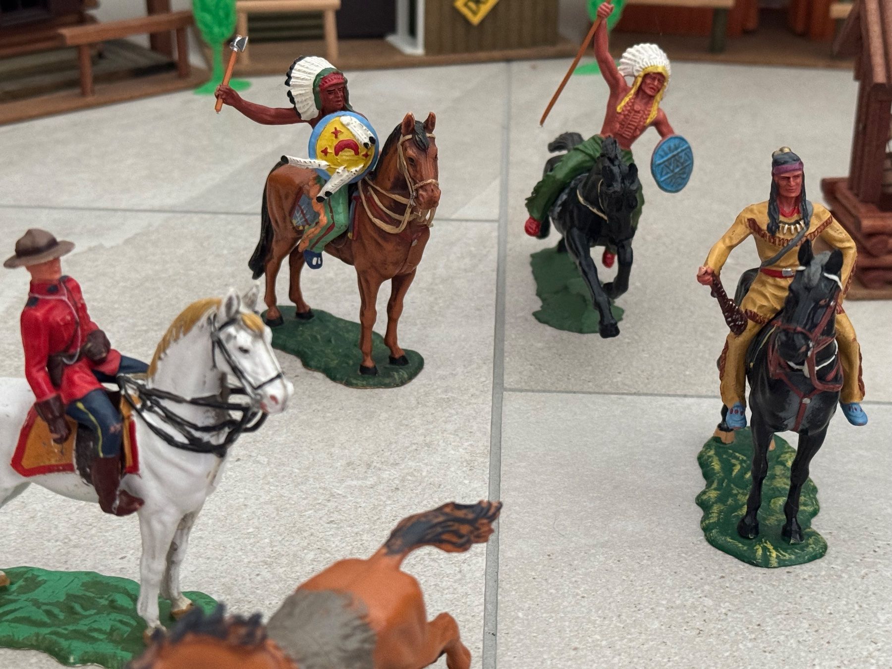 Elastolin Spielzeuge: Elastolin Figuren mit Westernstadt – Gebraucht aus Trübbach von Aerman1 5