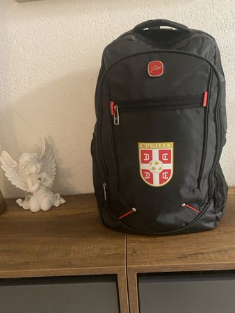 Schwarzer Rucksack mit Serbien-Logo