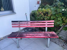 Gartenbank rot Metall Holzlamellen Gebrauchsspuren