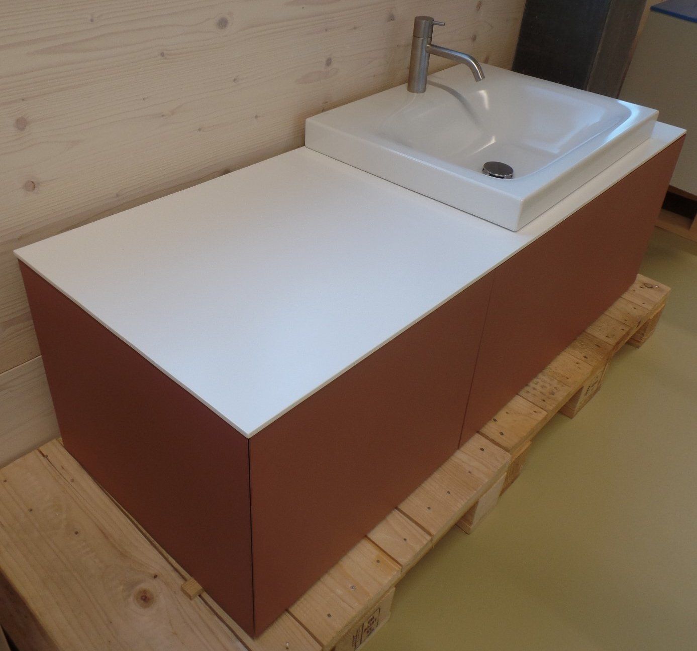 Badezimmermöbel: Waschbecken mit terracottafarbenem Unterbau – Gebraucht aus Zug von Bauteile-Zug 2