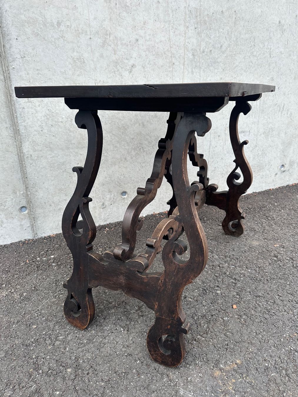 Tische: Antiker Tisch, mit wunderschönem Blatt, Verspieltes Design – Gebraucht aus Laufenburg von industrial-silence 4