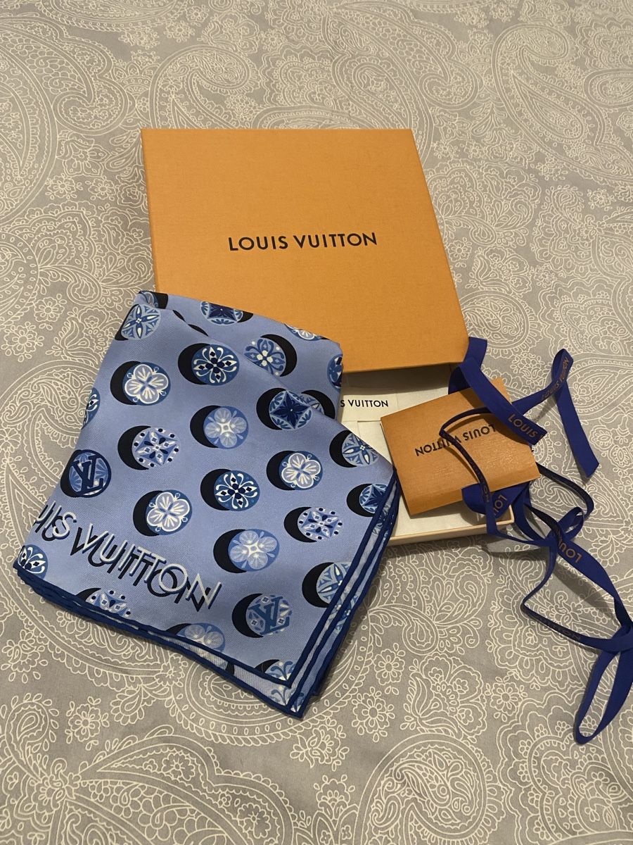 Louis Vuitton Foulards, Tücher & Schals: Carré soie Louis Vuitton bleu  – Gebraucht aus Corsier GE von tanamera