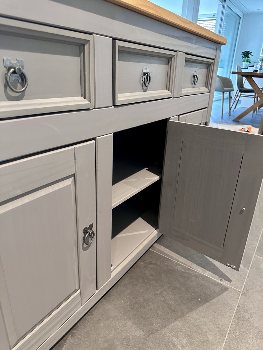 Cassettiere: Graue Landhausstil Buffet-Kommode, Kiefer massiv – Nuovo (secondo la descrizione) da Jenins venduto da patrickG 2